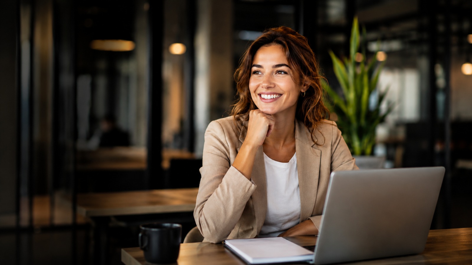 Cursist volgt een praktijkgerichte training van Global Training achter haar laptop