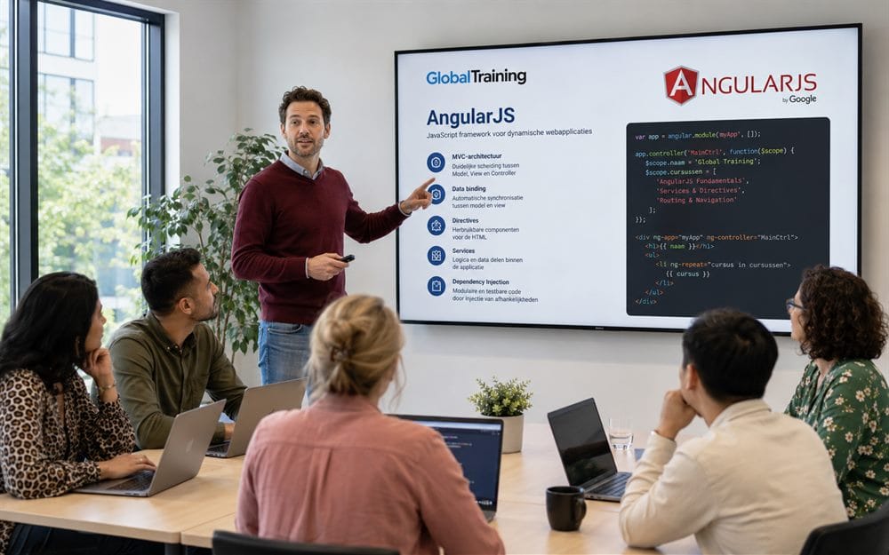 Trainer begeleidt een groep cursisten bij het bouwen van een Angular-webapplicatie tijdens een praktijkgerichte AngularJS-training van Global Training