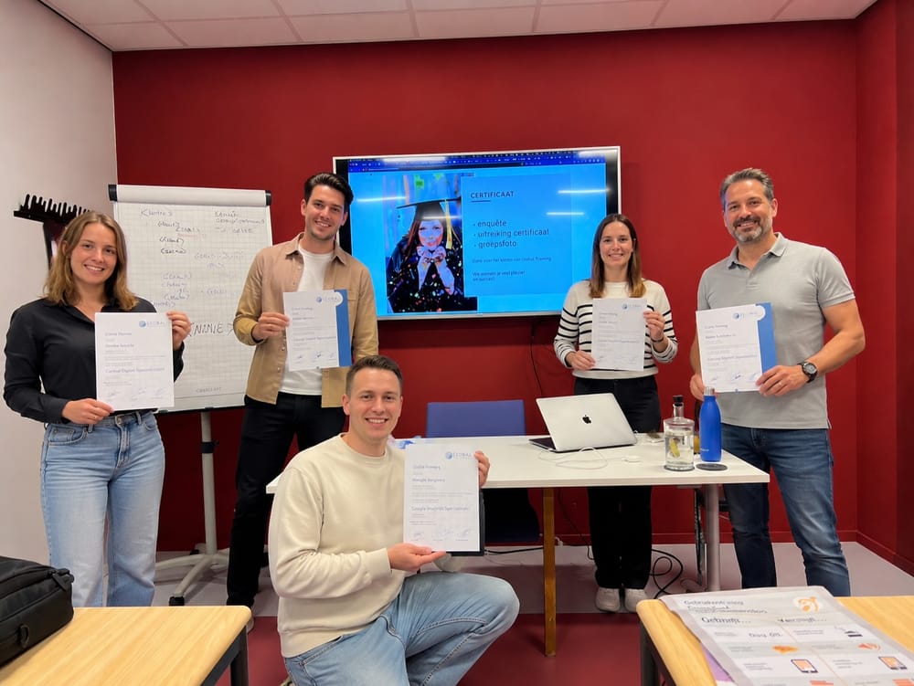 Groep cursisten toont trots hun Global Training certificaten na afloop van de training