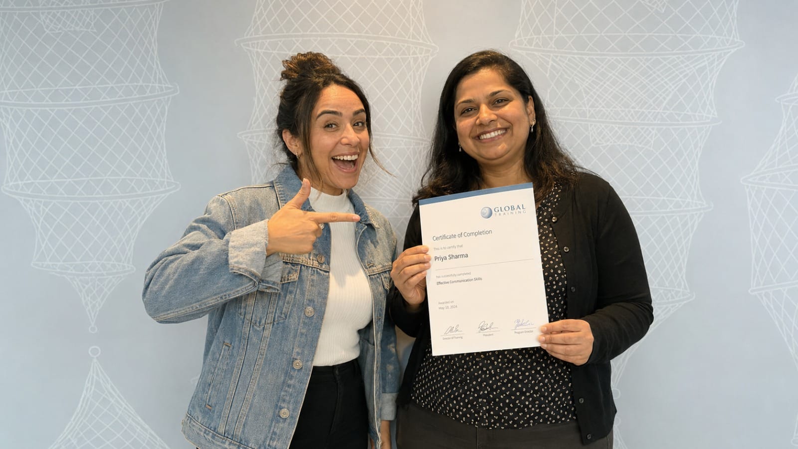 Cursist toont trots haar Global Training certificaat, terwijl een collega er enthousiast naar wijst