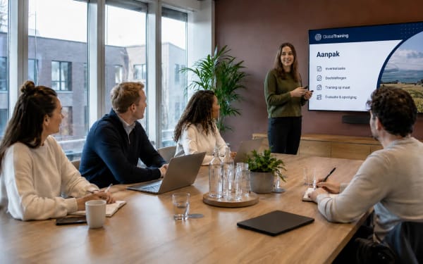 Trainer geeft een incompany maatwerktraining bij een organisatie op locatie
