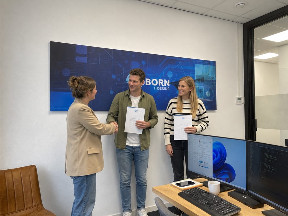 Cursisten ontvangen hun Global Training certificaat na afloop van de training