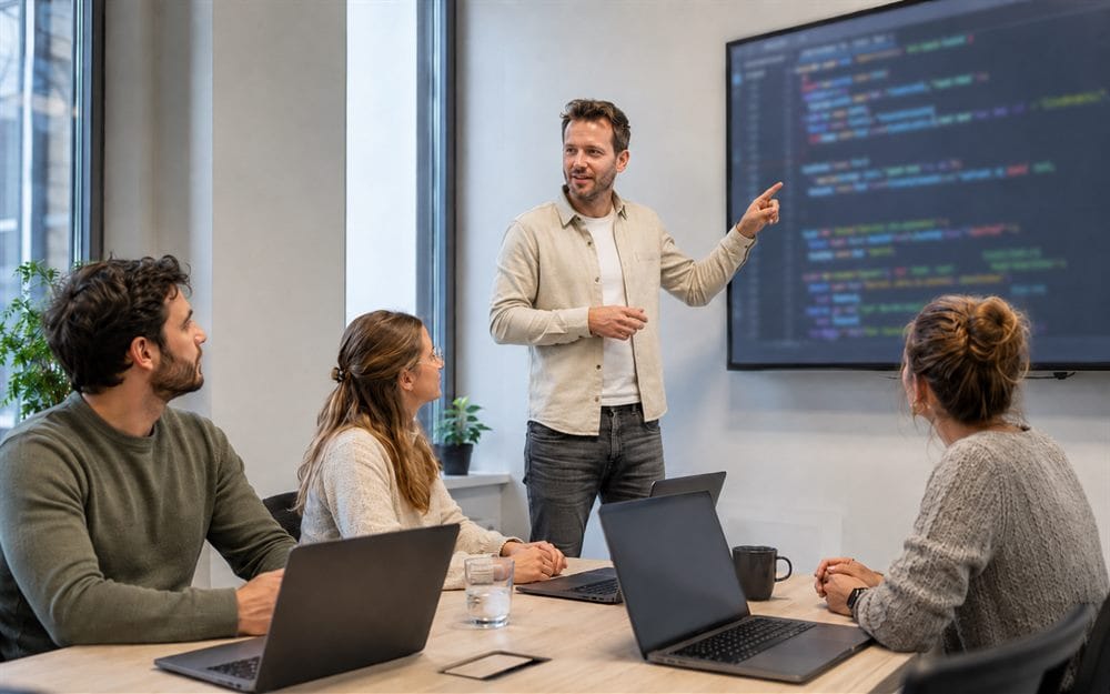 Trainer legt Python-code uit aan cursisten tijdens een praktijkgerichte Python-training van Global Training