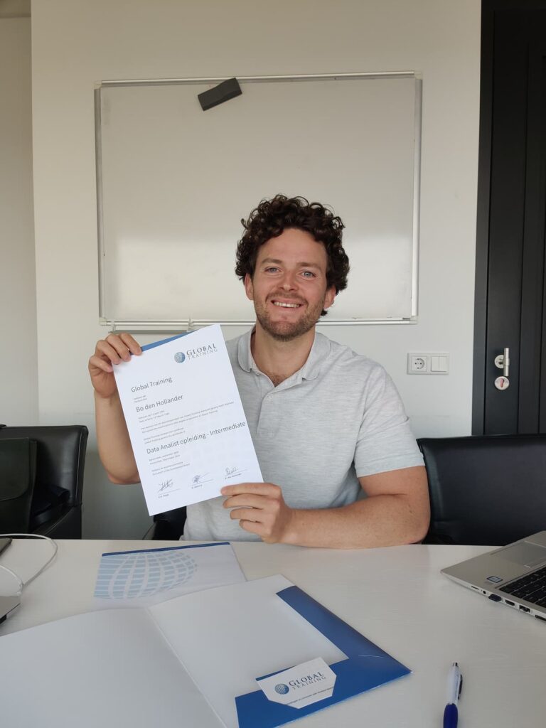 Cursist met behaald certificaat na afronding van een cursus data analyse