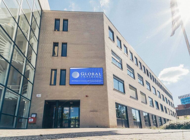Hoofdkantoor van Global Training met duidelijk zichtbaar logo op gevelbord
