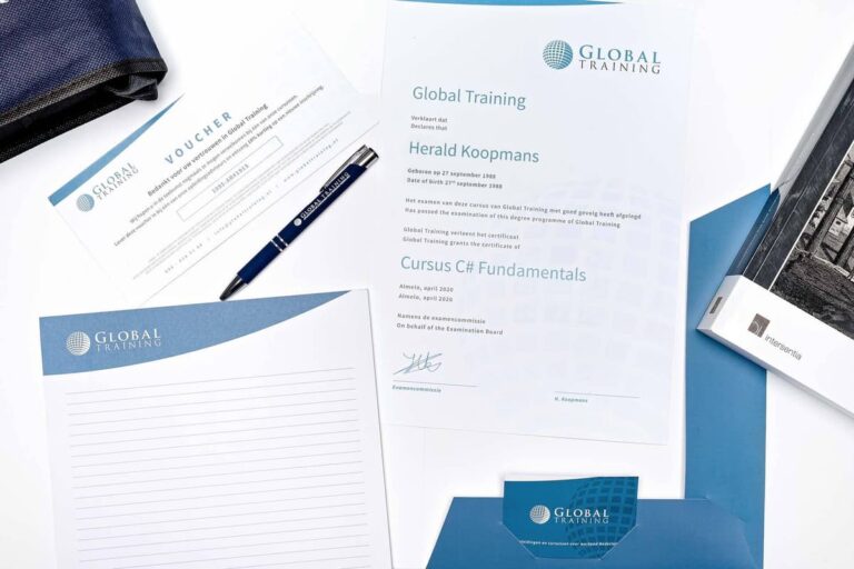 Lesmaterialen zoals schrift, pen, diploma, studiemap en boek voor cursisten van Global Training