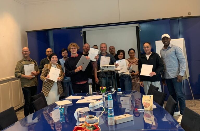 Groepsfoto van cursisten met diploma tijdens maatwerktraining Data Analist