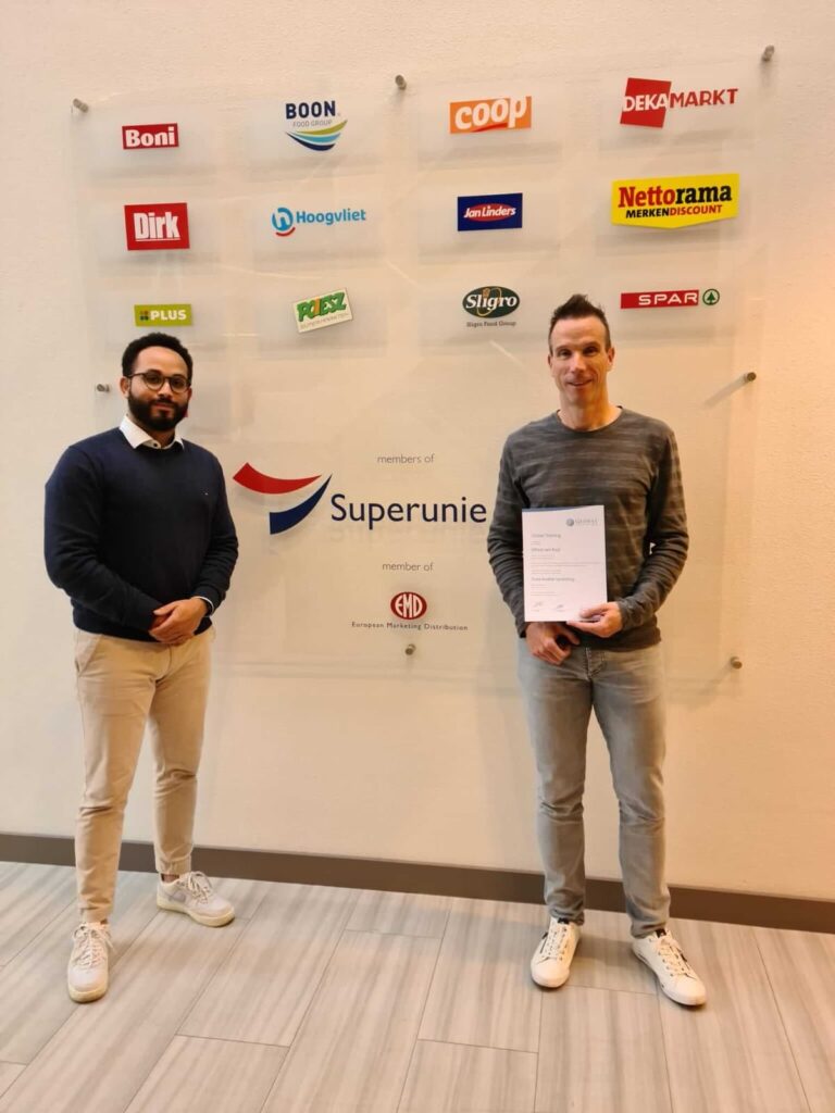 Cursist ontvangt certificaat na afronding van de opleiding tot Data Analist